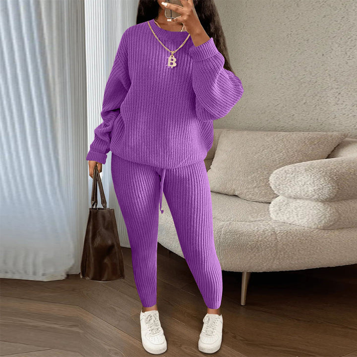 Kobieta w prążkowanym dzianinowym komplecie sweter i spodnie
