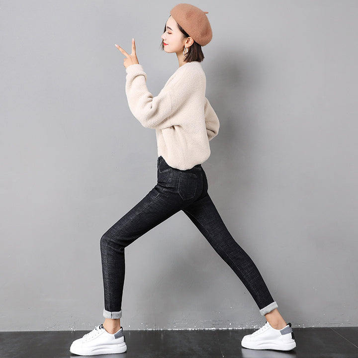 Kobieta w ocieplanych jeansach rurkach