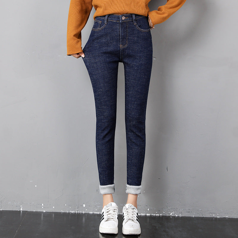 Kobieta w ocieplanych jeansach rurkach